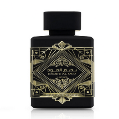 Flakon von Badee Al Oud von Aladin Fragrances, ein arabischer Oud-Duft mit eleganter Verpackung und goldenen Akzenten.